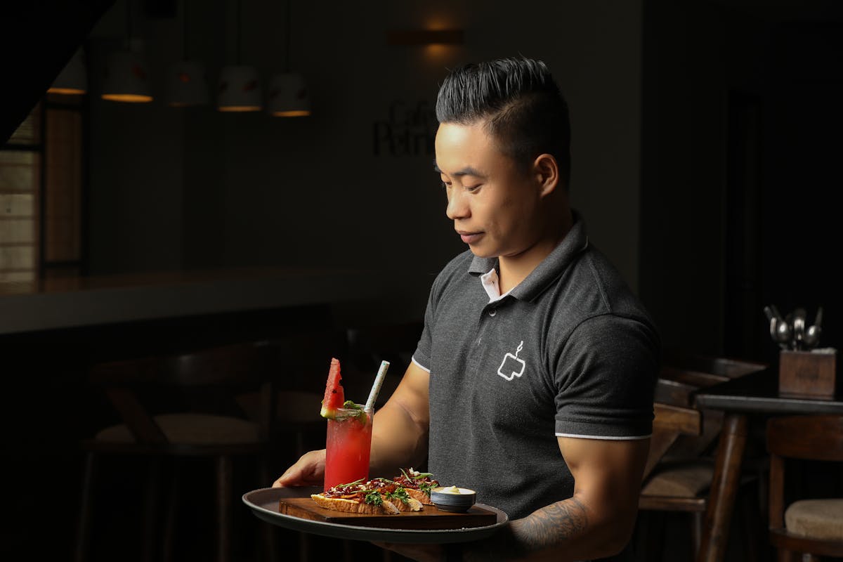 Ile zarabia kelner w Polsce? Poznaj fakty!