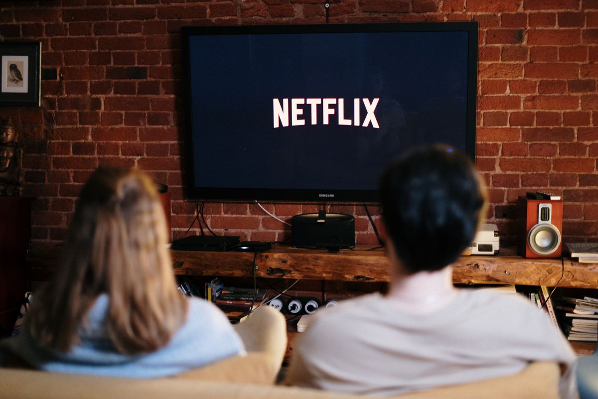 Seriale, filmy i produkcje, o których się mówi – Co warto obejrzeć na Netflixie w tym miesiącu